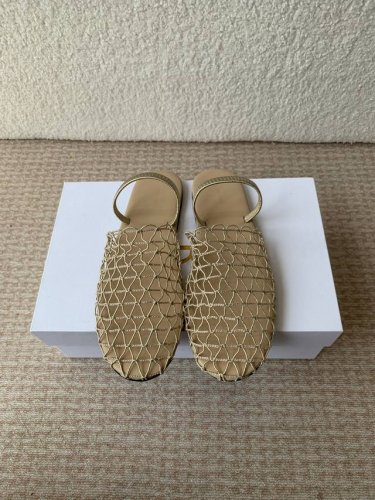 the Row 春夏必入单品 镂空网 凉鞋 脚感是在太舒服了 自留款推荐 简单的风格却自带高级气场的拖鞋 绝对是今年必入款 鞋面定制原版镂空网 垫脚羊皮 原版真