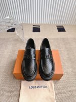 Lv 路易威登扣带乐福鞋 这宝子们看过来！今天为大家带来一款惊艳的Iv 情侣款全真皮厚底皮鞋！ 这款皮鞋采用顶级真皮材质，触感柔软细腻，每一步都如同漫步云端。厚