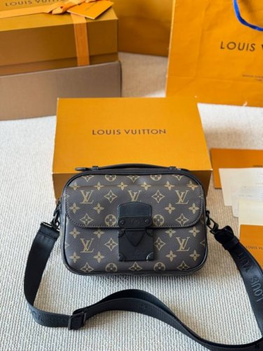 I Louis Vuitton S Lock Sling 牛皮 经典老花压纹 帅气轻便 实用男包推荐 潮男必入款的卜V S-Lock邮差包 尺寸25 17Cm