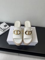 Dior 迪奥 25Ss春夏新款仙女风坡跟凉鞋 简单超级百搭 上脚奢华随意搭配夏季服饰 脚感舒适 各路时尚博主刷爆小红书 超时髦又充满高级感的单品 轻松打造造高