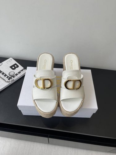 Dior 迪奥 25Ss春夏新款仙女风坡跟凉鞋 简单超级百搭 上脚奢华随意搭配夏季服饰 脚感舒适 各路时尚博主刷爆小红书 超时髦又充满高级感的单品 轻松打造造高