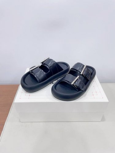 price： 2025麦昆新款Arc厚底牛皮 凉鞋拖鞋情侣款！ Aiexandermcquee*原单品质已认证。 最新专柜T台走秀款 ，原版1:1复刻，鞋头采用