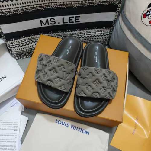 出厂价Pp： 早春新品上市 Louis Vuitton 路易威登爆款情侣压花拖鞋超级百搭瘦腿神器厚底设计活力十足，上脚舒适优雅 面料：弹力布／压花 内里：水染羊
