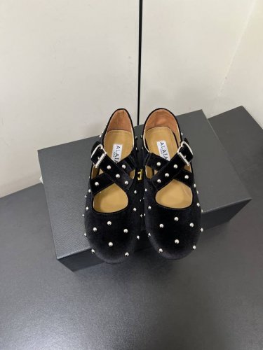 Alaia 交叉带玛丽珍单鞋来自巴黎 一见倾心 阿莱娅还有另外性感的一面 配上不同款式，不同风格都能轻松驾驭，无论牛仔裤，西装裤，还是百褶裙，都能将你的穿搭提升