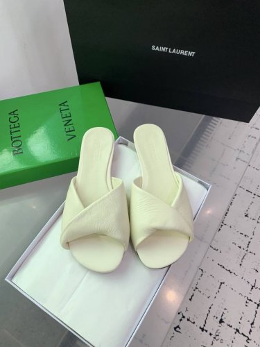 Bottega Venetabv Blink系列凉拖鞋 Ins 小红书巨多网红明星上身 真的太美了高级穿着又仙女 简约时髦又有设计感而且非常非常好穿 特别是高跟