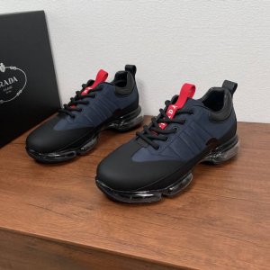 编码：Ys004050 prada 普拉达 男士新款气垫休闲运动鞋出货 经典纯原气垫鞋出货，采用雾面牛皮拼接客供织物鞋面，后跟鞋提拉袢小牛皮整体包裹细节，鞋舌红