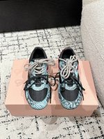 miu Miu缪缪 25 春夏新款Gymnasium 系列 绒面革 系带 低帮 德训 生活休闲鞋 秀场工艺来自Miu Miu系列的细节特写 新季的潮流要素一与此