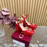 2025专柜同步春夏新款Gucci 25S春夏新品双G钻扣恨天高防水台高跟鞋 G家在体现高级感这块 总让人大写的服气看起来蛮简单的款式 但上脚就莫名很高阶 非常