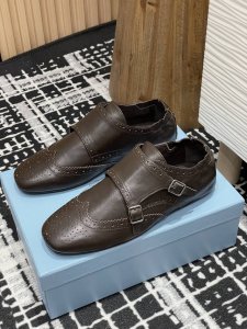 半拖 -单鞋 -25Ss春夏新款Prada复古手工雕花皮雕扣平底乐福鞋 半拖鞋这款鞋履着意呈现经典与复古格调，兼具阳刚气质与柔美风情，形成二元对比，彰显Prad