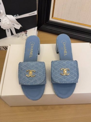 现货发售 *25 专柜 正品级 版本！！ 官方目录： 码数：35、36、37、38、39 34 40 41 需要定做跟客服 沟通 跟高:5Cm 2.5Cm 均配