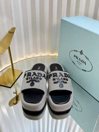 prada 普接达编织拖鞋 超火爆最新春夏锯齿罗马编织超轻厚底 拖鞋！复古时髦前卫的轮齿 让整双鞋轻便舒适鲜艳色彩满足不同风格时髦人士的多种选择1开模大底 跟高 - 点击图像关闭