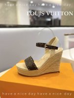 价格 Louis Vuitton 2024 走秀款厚底凉鞋 香港原版购入一比一开模 今年的款式比去年增加了老花原素 显得更为大牌 老花元素面款 内里垫脚全羊皮