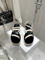 顶级版本 therow最新款厚底凉鞋 来自美国的年轻品牌 这不用多说 是近两年最火之一的品牌 春夏的季节就要到了 凉鞋我感觉即将要爆火 无论是配牛仔裤 亚麻腿裤