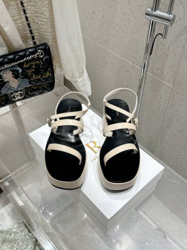 顶级版本 therow最新款厚底凉鞋 来自美国的年轻品牌 这不用多说 是近两年最火之一的品牌 春夏的季节就要到了 凉鞋我感觉即将要爆火 无论是配牛仔裤 亚麻腿裤
