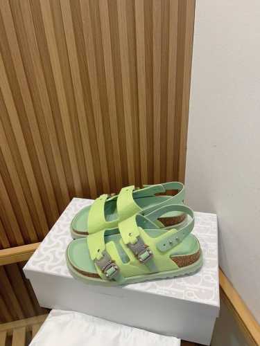 Birkenstock x Dior情侣款全球限量联名款，联名单品重新诠释 TOKIO 穆勒鞋和 MILANO 凉鞋这两款勃肯标志性单品，将实用功能与优雅风范相