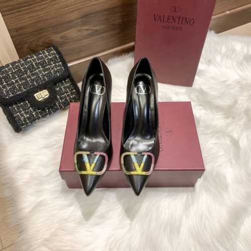 出厂 Valentino 华伦天奴经典款 水钻V扣尖头高跟鞋 彩钻细跟单鞋 跟高：8Cm 码数：34-42