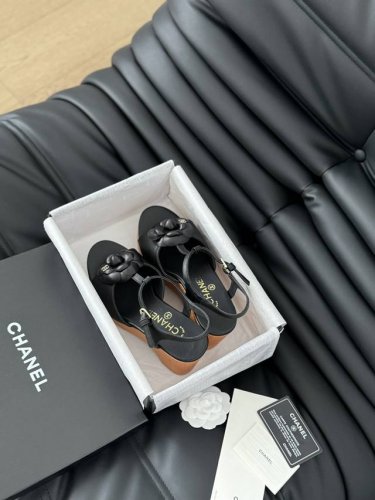 chanel 24P新品木纹厚底凉鞋拖鞋系列！ 特殊的材料赋予它独特的新鲜感 真的火到哪哪都断货 一鞋难求啊 上脚不仅显腿细 而且显腿长 鞋面采用进口特殊布料