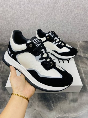售价： 商标：Giv Runner系列配码：38／44 45，46定不退换 绒面牛皮革锦纶运动鞋，后面饰以黑色GIVENCHY LOGO印花复古设计鞋带搭配小号