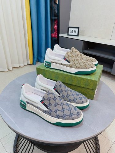 出厂价P Gucci 古奇 最新時尚休闲男鞋，潮流百搭之款，轻松运动风，鞋面意大利进口头层牛皮 真皮内里 加超精细做工。原版个性时尚橡胶耐磨大底，上脚轻巧舒适，