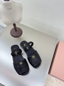 miu'miu 松紧舒适 黑色小羊皮 对版 平底设计 系列 Miu'miu 经典舒适 制作 原版一致 一体成型大底 高版本 面料 小羊皮 原版一致 对版 设计