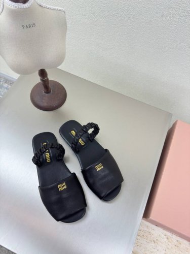 miu'miu 松紧舒适 黑色小羊皮 对版 平底设计 系列 Miu'miu 经典舒适 制作 原版一致 一体成型大底 高版本 面料 小羊皮 原版一致 对版 设计