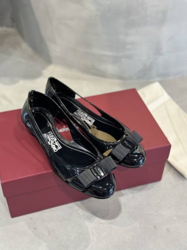 工厂p价 Sf Salvatore Ferraga*O 菲拉*慕新款pvc果冻鞋雨天再也不怕了，非常精致的鞋 上脚气质百搭 鞋子镂空设计，让夏季更透气舒爽！ 材