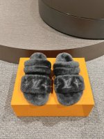 出厂 、24新款LV 新款羊毛拖鞋 这一季的又让我重新爱了它一次！这季节美鞋太多这款毛拖真的是让我无法自拔真太可爱了～ 毛茸茸的羊毛是选用欧洲进口A级羊羔毛 我