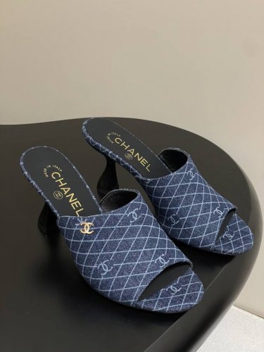 chanel 2026早春度假系列爆品小香双C扣鱼嘴蜜儿高跟拖鞋小矮跟凉拖鞋 简约时尚 整体采用穆勒鞋款式 这种鞋型没有鞋带或复杂的固定结构 穿脱方便 同时展现