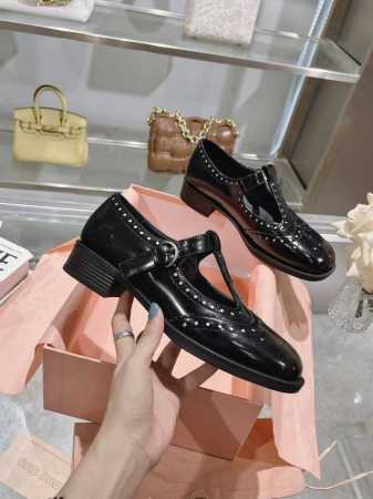 2024miumiu缪缪 秋冬新款英伦风 玛丽珍 乐福鞋，原版1:1复制，MiuMiu秀场 复古风独一无二的来自Miu Miu系列的细节特写 新季的潮流要素 面 - 点击图像关闭