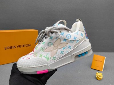实价： 奢品Trainer休闲运动鞋，运动鞋记录设计师 Virgil Abloh 由复古篮球鞋激发的经典创意，此次拼接光滑牛皮革和 Monogram 压纹粒面牛