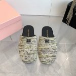冲量价: Miumiu2025春夏系列穆勒鞋拖鞋包头小羊皮半拖Zp开发 原版拆卸 对版拖鞋秒杀市面版本 Miu真的太少女啦 超级柔软舒服的脚感 材料 原版磨砂皮