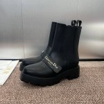 工厂价 Dior 迪奥2024秋冬新款D-Quest系列朋克风切尔西弹力及裸女靴 明星同款CD字母logo五金皮带扣机车靴 低跟厚底圆头一脚蹬骑士短靴 材质：鞋