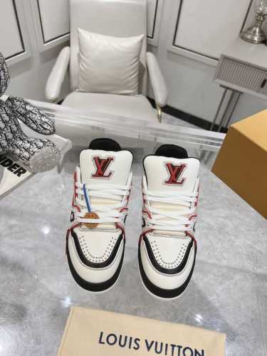 工厂价： 2024 最新颜色 最新出炉 原版开发 品质出货 欢迎对比 LV板鞋系列 LV Trainer Maxi运动鞋将成衣系列的宽松廓形引入VirgilAb