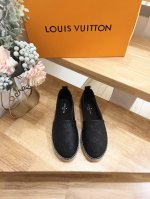 女款 男款210 LV 路易威登 顶级代购货，最高版本，压纹渔夫鞋 专柜2024早春 新款压纹牛皮革字母渔夫鞋系列， 爆款单鞋，上脚很美。 购入正品原版buil