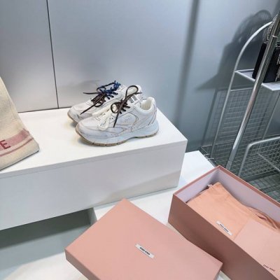 高品质出厂 顶级品质Miu Miu 缪缪 25春夏新款复古擦色老爹鞋厚底休闲鞋 颜值担当火爆款运动鞋 不得不入的一款 做旧时尚 简约高级 随意搭配上脚非常舒适