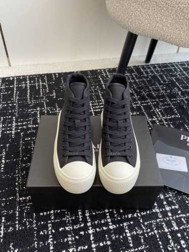 代购级 Prada 普拉达 24ss秋冬厚底球鞋 高帮帆布鞋 科技帆布最新黑科技 相隔几年Prada又给我们带来好看的饼干鞋了 时髦精绝对不能错过的必入款 没有
