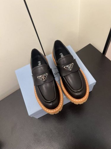 prada 秋冬新品厚底乐福鞋 p家复古新品女靴 秋天氛围感拉满 一年四季搭配都离不开靴子真的太好搭配啦 进口小牛皮 质感满满 细节最重要要 size 35-4