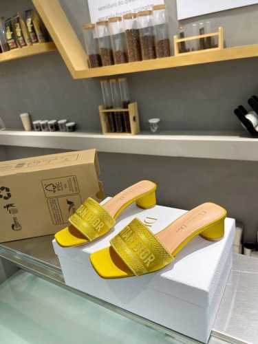 粗跟 D家 Dway 春夏新款一字拼色拖鞋 原版zp一比一复刻. 顶级代购版本！ Cd字母logo真丝立体刺绣拖鞋. 方头粗跟果冻色漏趾拖鞋系列 鞋面：原版一致