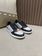出厂价pp 男码顶级代购版本 Lv Rivoli系列低帮休闲运动滑板鞋 这款滑板鞋是经典的低帮鞋型 原版进口Lv 老花面料双色碰撞拼接 满满的高级感 无论是休闲