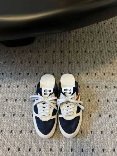 代购级Miu Miu 25ss 春夏新款走秀MiuMiu 德训 休闲半拖秀场工艺来自Miu Miu系列的细节特写 新季的潮流要素一与此刻挚爱的概念，多元对撞，传