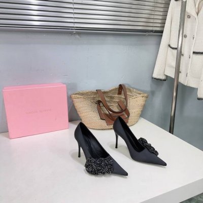 高品质 ！小众潮牌Magda Butr25春夏走秀系列后跟花朵高跟真丝单鞋婚鞋！作为品牌创始人以她独特的方式重新定义了女性特质。她将过去与未来、极简主义与性感、