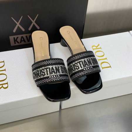 升级版 工厂p价p平底 粗跟 迪奥 Dior Dway 春夏新款一字拖拼色烫钻女鞋 Cd字母Logo立体刺绣平底凉鞋 圆头粗跟果冻色圆柱跟拖鞋 市面顶级版本 材 - 点击图像关闭