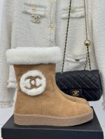 厂价 CHANE*｜小香经典秋冬双C 厚底雪地靴 一双可以做到极致的雪地靴 一眼看到我觉得它有一种很慵懒感觉 一点都不用担心显胖的问题 穿上真的俏皮暖和又舒适！