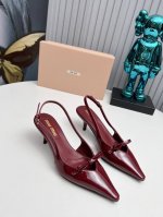 工厂 新款新品 Miu Miu 全新超美装饰搭配,时尚淑女气质十足 双色拼接 又不乏美艳色彩,外侧附带弹力象巾 上脚非常方便意大利引进的原版楦头是最新楦、出来形