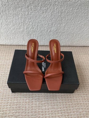 saint Lauren* Ysl 25Ss新品一字带Logo跟凉鞋 Ysl走秀款高跟鞋 各种小裙子搭配起来 完全不挑脚型哦 Ysl Logo跟特别好看！在光线