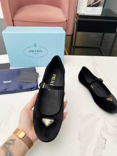 prada24年新款英伦风跳舞鞋 小皮鞋乐福鞋 复古时尚经典单品 巴黎时装周第一场分量十足的大秀场打造的新品 灵感由D主设计师巧妙结合在完美鞋型上.搭配品牌搭扣