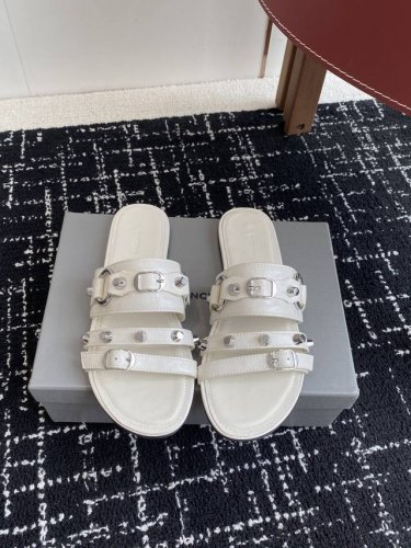 代购级 balenciaga 巴黎世家 25Ss 新款金属铆钉凉拖鞋系列 这双Cagole拖鞋鞋型是淑女拖鞋上面的铆钉又超级朋克街头简直太别致了 Ins爆款 原