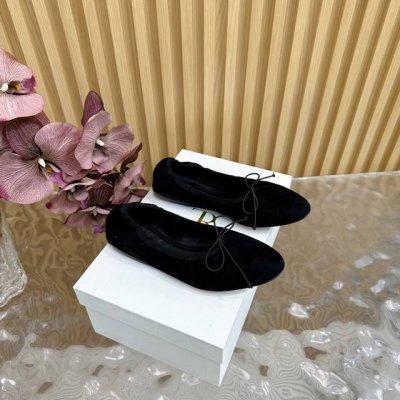 顶级版本The Row 24Ss 秋冬季新款 芭蕾舞 单鞋 代购级别 据说这是本年度最美丽的芭蕾舞 奶奶鞋，法式优雅气质在线、高级又时髦，可盐可甜，文艺又气质！