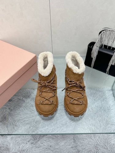 工厂价： MiuMiu 缪缪秋冬最新走秀款 绑带羊毛小短靴雪地靴毛毛鞋 经常出现在各大时装杂志封面 各路明星、小红书博主都有钟爱 搭配绑带设计更显优雅，上脚尤为