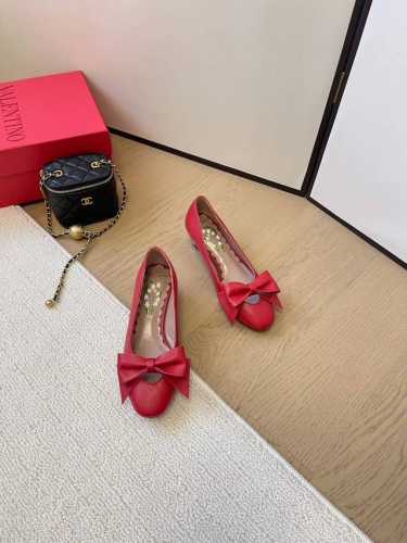 所见即所得莞货供应原单代购品质VALENTINO华伦天奴经典2025春夏VLOGO SIGNATURE蝴蝶结圆头单鞋鞋型线条流畅.版型超赞上脚舒适.增高.显瘦.